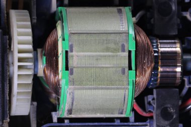 Karbon fırçalı ve dönüştürücülü elektrikli motor. İçeride elektrik makinesi var..
