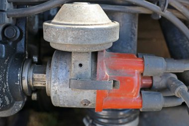 Eski arabanın ateşleme dağıtıcısı. Dört silindir motor.