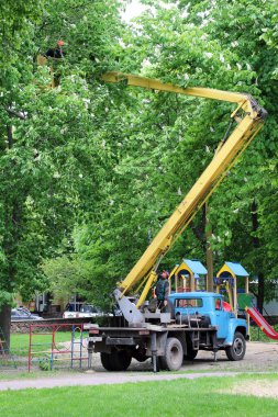 Shpola, Cherkasy / Ukrayna - 05: 14 2020: Oyun alanındaki bir hava platformundan yüksek irtifada ağaçları budamak