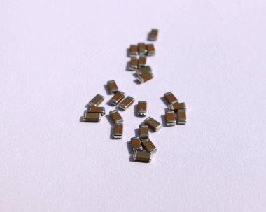 Beyaz arka planda kitle imha silahı kondansatörleri. Elektronik bileşenler.