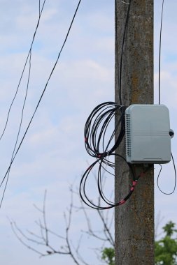 Optik internet hattı için bağlantı kutusu. Köyde internet.