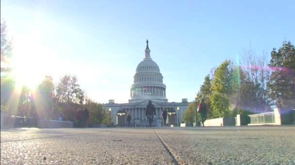 WASHINGTON, DC, États-Unis - 28 OCTOBRE 2016 - Des gens marchent près du Capitole américain en fin d'après-midi — Video