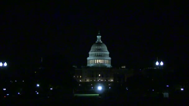 Passando davanti al Campidoglio degli Stati Uniti di notte — Video Stock