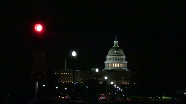 Pasando por el Capitolio de los Estados Unidos por la noche — Vídeos de Stock