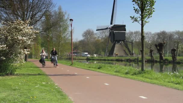 与风车骑自行车的人 — 图库视频影像