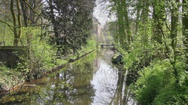 Bir parkta Hollandalı kanal