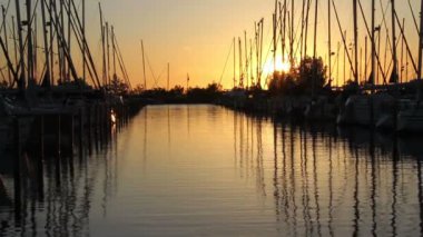Gün batımında Hollandalı marina