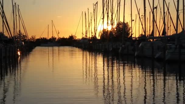 Gün batımında Hollandalı marina — Stok video