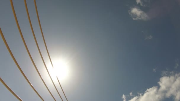 Tembakan Sudut Rendah Dari Sunshine Skyway Bridge Atas Tampa Bay — Stok Video