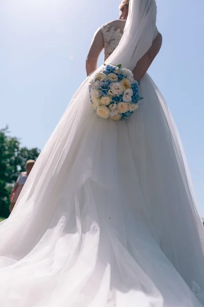 Sposa Con Bouquet Ortensie Blu — Foto Stock