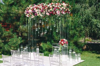 düğün töreni şeffaf bir kemer ile