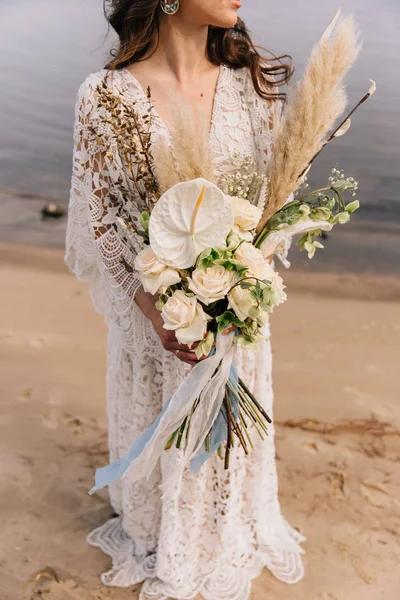 Boho Sposa Piedi Sul Fiume — Foto Stock