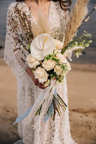 Boho Sposa Piedi Sul Fiume — Foto Stock