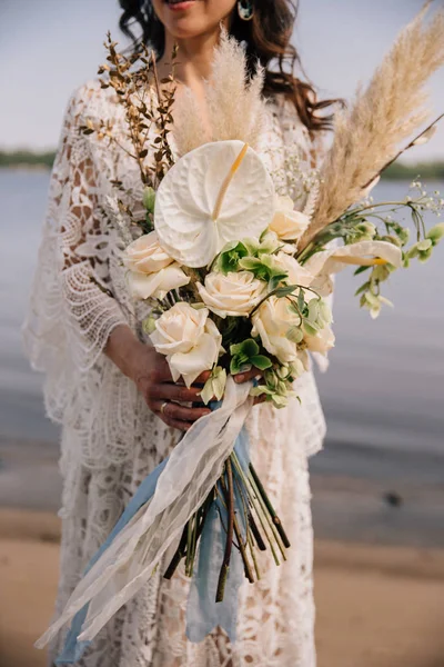 Boho Sposa Piedi Sul Fiume — Foto Stock