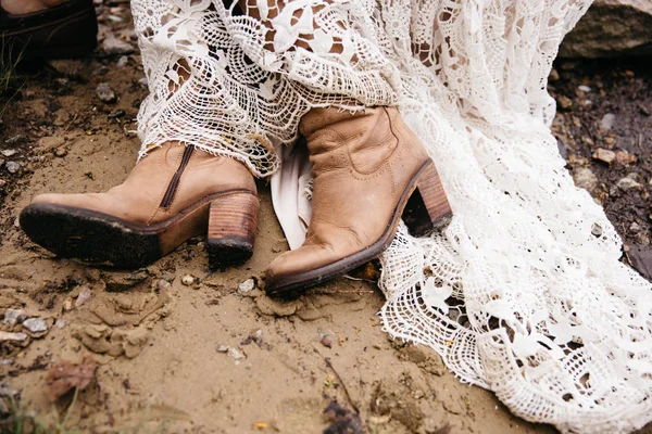 Boho Sposa Sposo Piedi Sulla Riva Del Fiume — Foto Stock