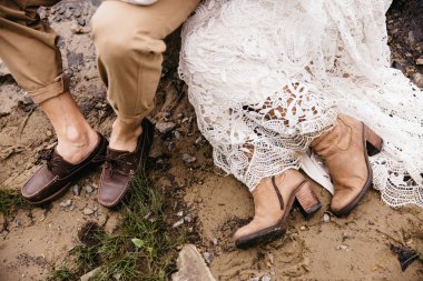 Boho gelin ve damat nehir kıyısında yürür