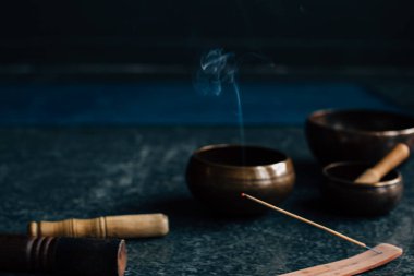 Yoga meditasyonunda şarkı söyleyen kaseler