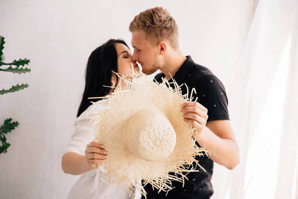 Focus Kissing Couple Who Covers Kiss Straw Hat — Stock Photo, Image