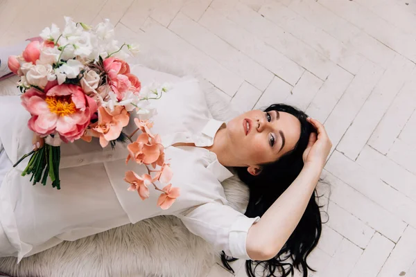 Brunette Bride Lying Enjoying Her Bright Bouquet Live Coral Color — Stock Photo, Image