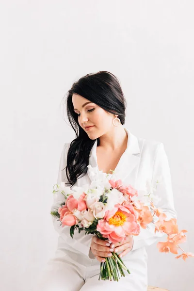 Modische Braut Weißen Hosenanzug Und Mit Einem Strauß Modischer Schattierungen — Stockfoto