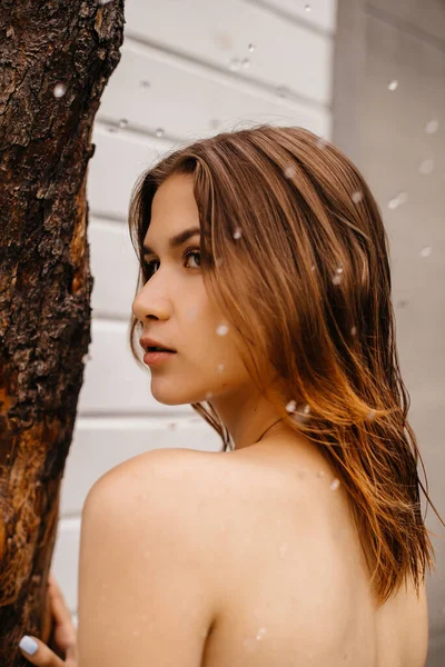 Portret Dziewczyny Która Bierze Letni Prysznic Ogrodzie — Zdjęcie stockowe