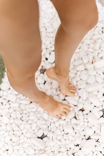 Beautiful Female Legs Stand White Pebbles — Stock Photo, Image