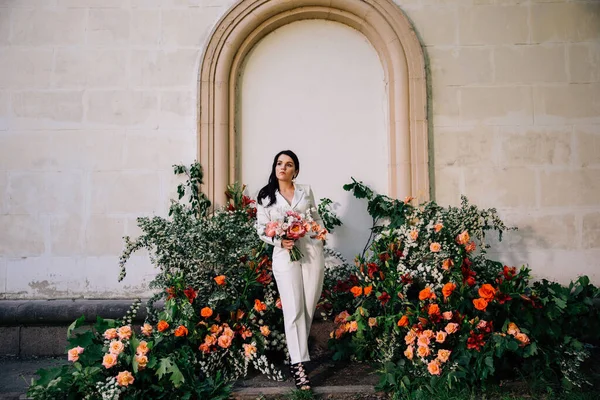 Original Bride White Trouser Suit Posing Background Unusual Composition Fresh — Stock Photo, Image