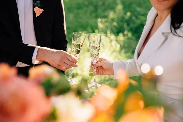 Brud Brudgom Drikker Champagne Naturen Ved Bryllupsbordet - Stock-foto