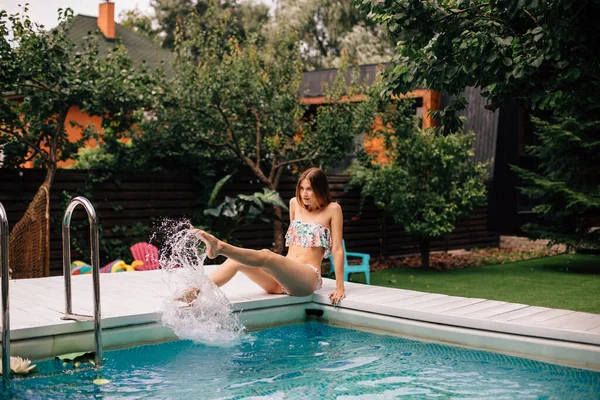 Fille Jouer Avec Eau Assis Sur Bord Piscine — Photo