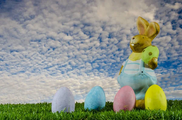 Coniglietto di Pasqua e uova nel aky Fotografia Stock