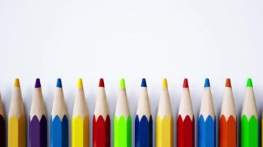Sonu gelmeyen sayısız renkli kalemlerin yakın görüntüsü. Beyaz arka planda düzenlenmiş sanatsal renkli kalemlere yaklaş. Yaratıcılık fikri. 3d 60 fps kusursuz döngü animasyonu.