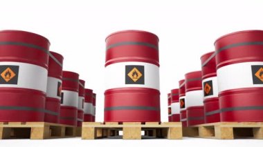 Ahşap paletlerde bir sürü kırmızı metal varil var. Alçak görüntü, kamera benzin varilleri boyunca hareket ediyor. Yanıcı sembollü yakıt varilleri depolanmış. 60 fps döngüye açık animasyon, beyaz arkaplan.