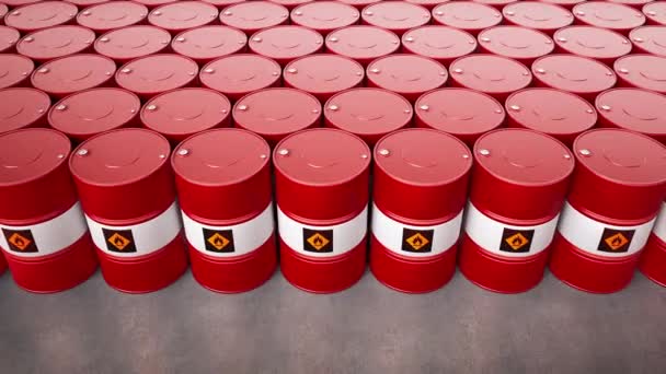 成堆的红色金属燃料桶 照相机沿着无尽的油罐移动 汽油桶带有易燃的符号 无缝圈60 Fps动画 — 图库视频影像