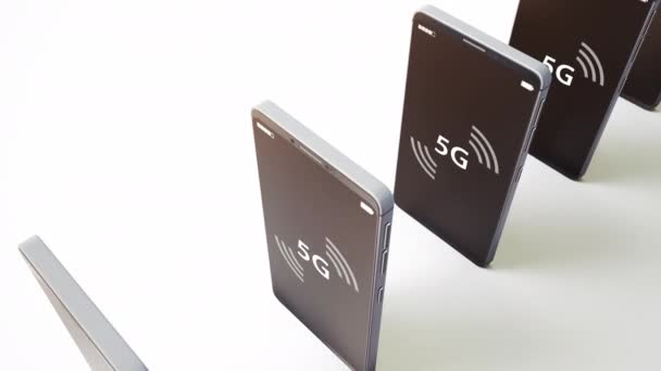 Concept Nouvelle Technologie Nouveaux Smartphones Modernes Disposés Rangée Isolés Sur — Video