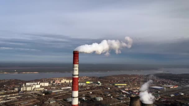 Fumée provenant des cheminées, vue aérienne — Video