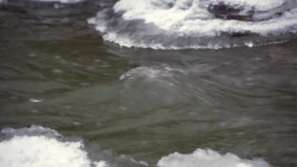 Lód i śnieg na rzece, płynąca woda — Wideo stockowe