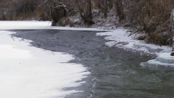 Lód i śnieg na rzece, płynąca woda — Wideo stockowe