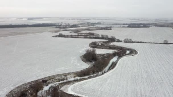 Donmuş nehrin hava görüntüsü. — Stok video