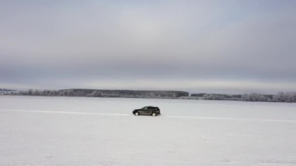 Auto rijden op winterweg — Stockvideo