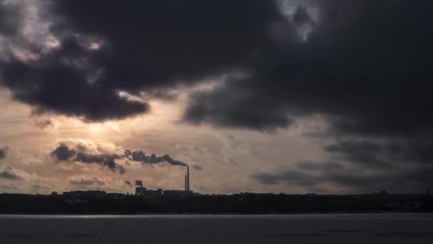 Заводские дымоходы. Вид на большой завод с трубами для курения . — стоковое видео