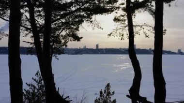Volga nehri kar ve buzla kaplı. 