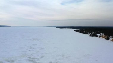 Volga nehri kar ve buzla kaplı. 