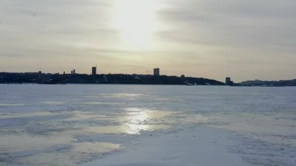Volga älv täckt med snö och is — Stockvideo