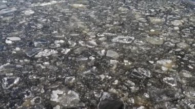 Donmuş nehir havadan görünüyor.