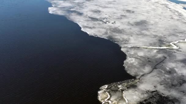 Río congelado en vista aérea — Vídeos de Stock