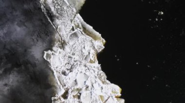 Donmuş nehir havadan görünüyor.