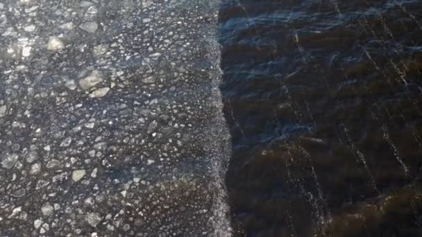 Замерзшая река с воздуха — стоковое видео