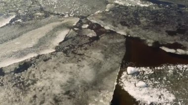 Donmuş nehir havadan görünüyor.