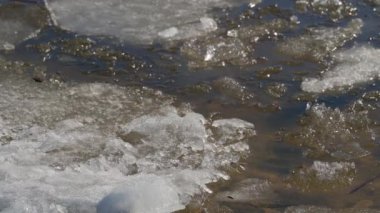 Güneşli bir bahar gününde Volga nehrindeki son buz.