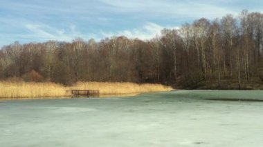 Donmuş nehir havadan görünüyor.